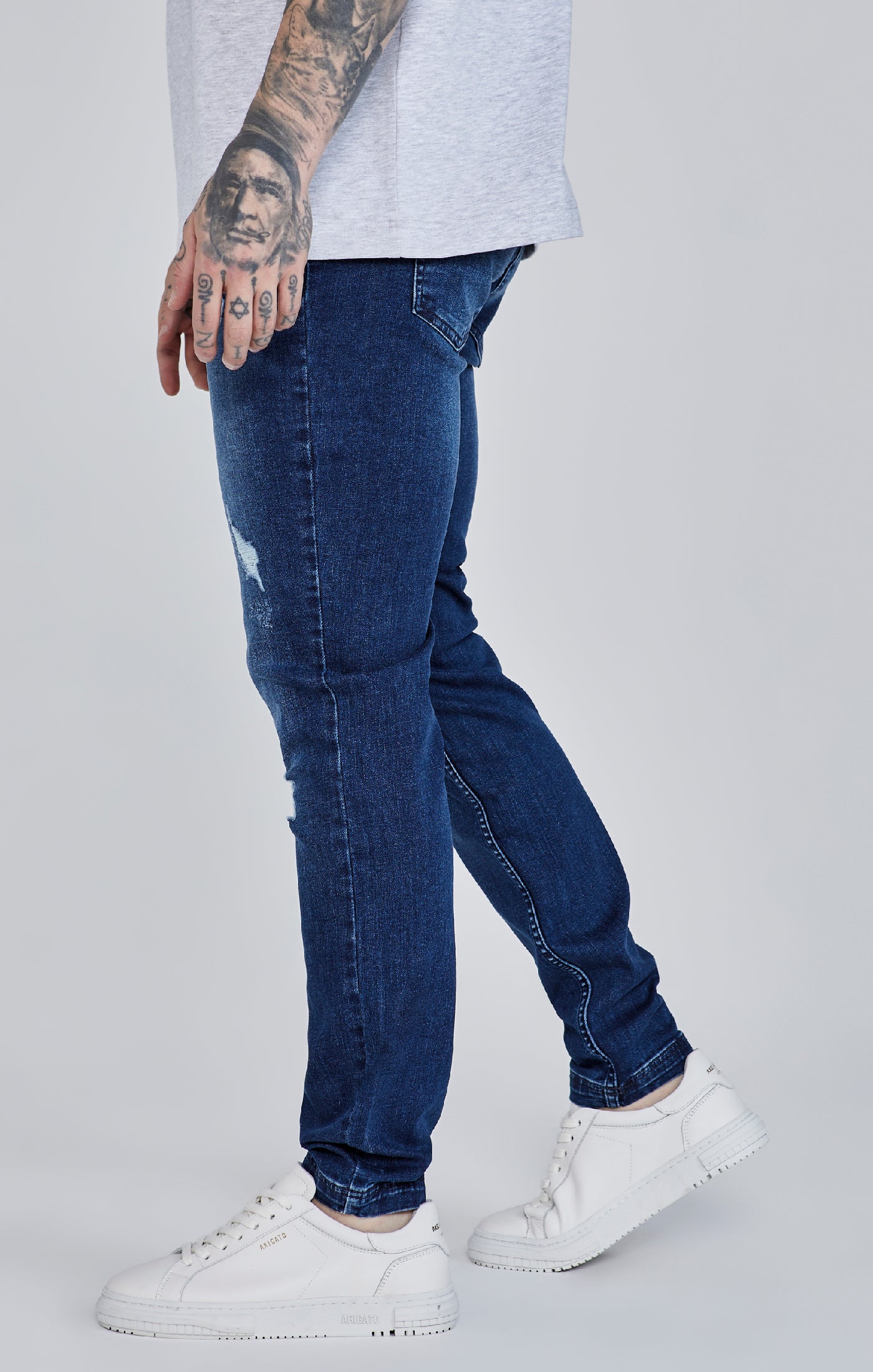 Laad de afbeelding in de Galerij viewer, Distressed Slim Fit Jeans (2)