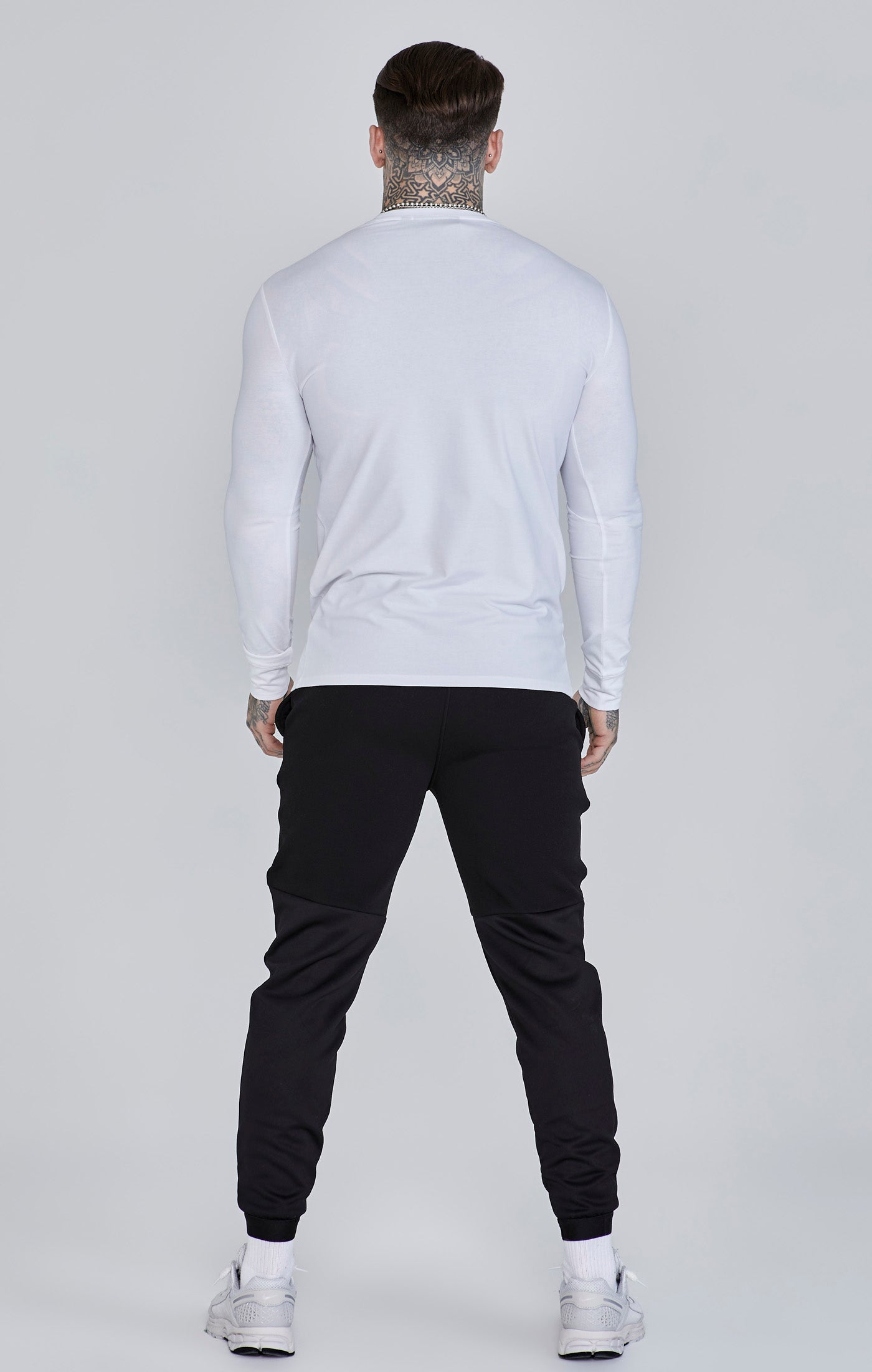Laad de afbeelding in de Galerij viewer, Essentials Long Sleeve T-Shirt (4)